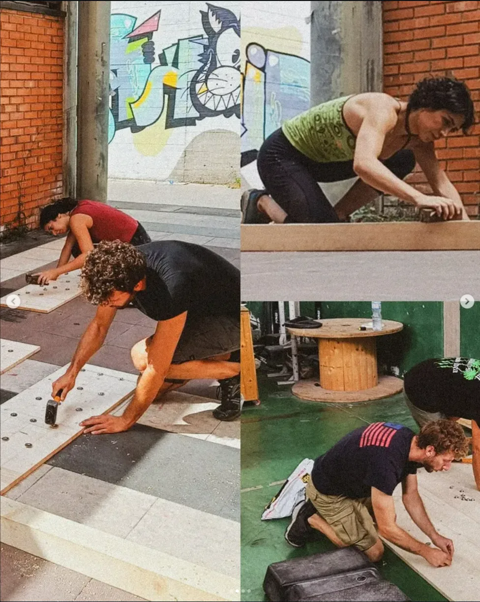 Persone preparano con martelli e attrezzi i fissaggi dei pannelli e la struttura di legno del Paretino