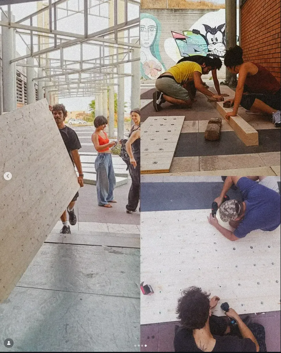 Un grande pannello forato viene trasportato mentre altre persone preparano legno e fori per il Paretino